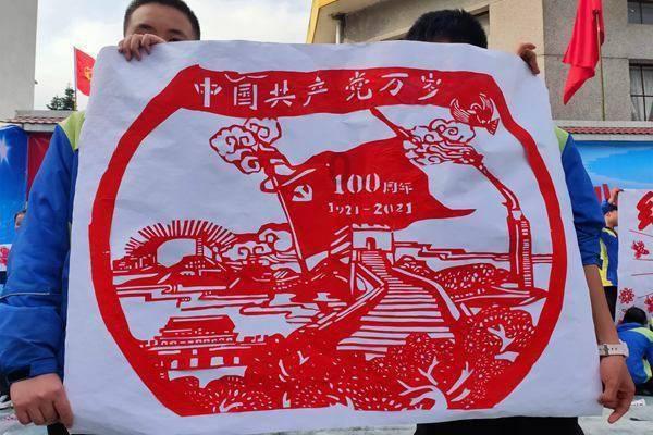 救援秀气的男孩
